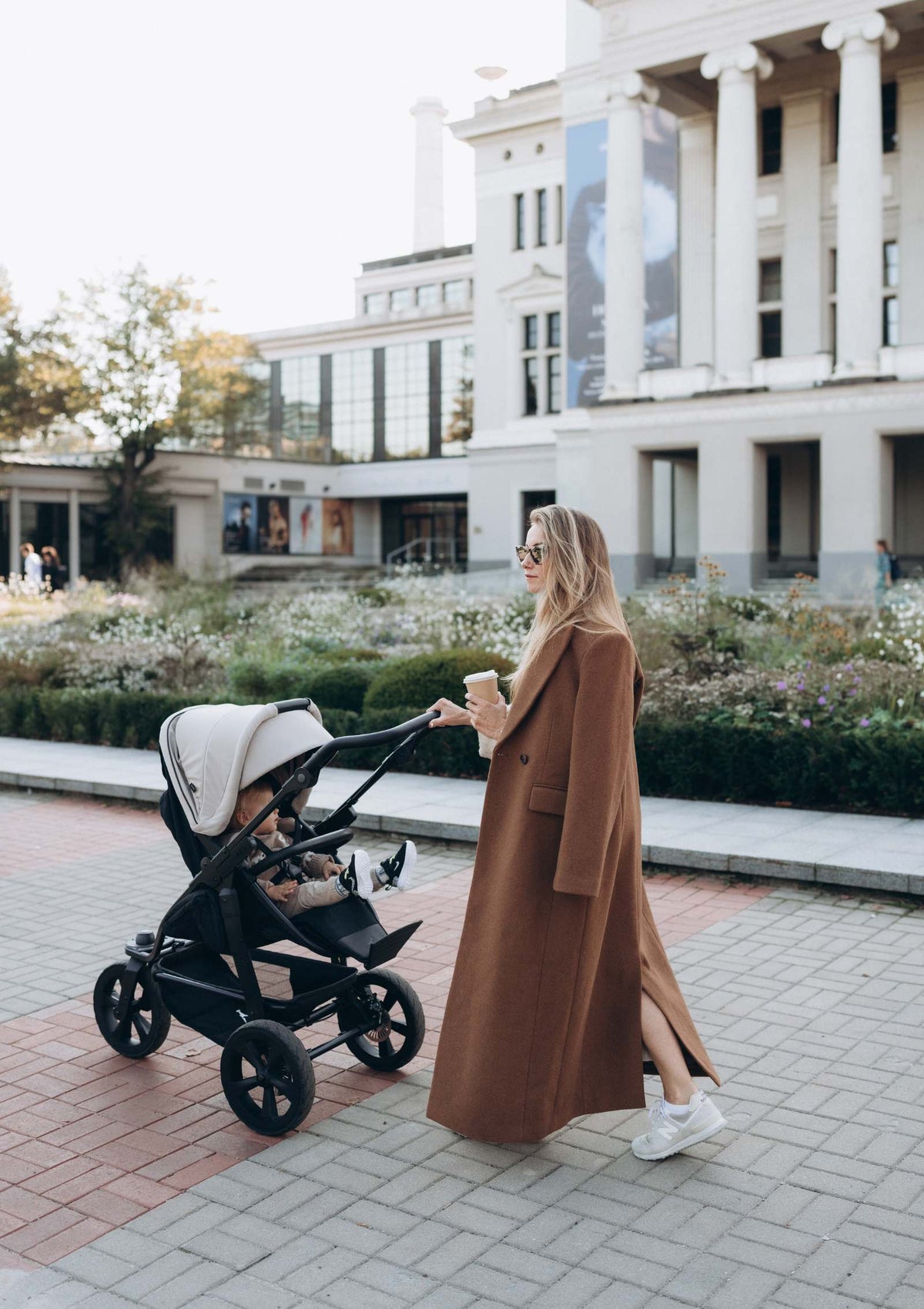 Frau mit TFK Kombi-Kinderwagen 'Mono 3' Sand beim Stadtbummel