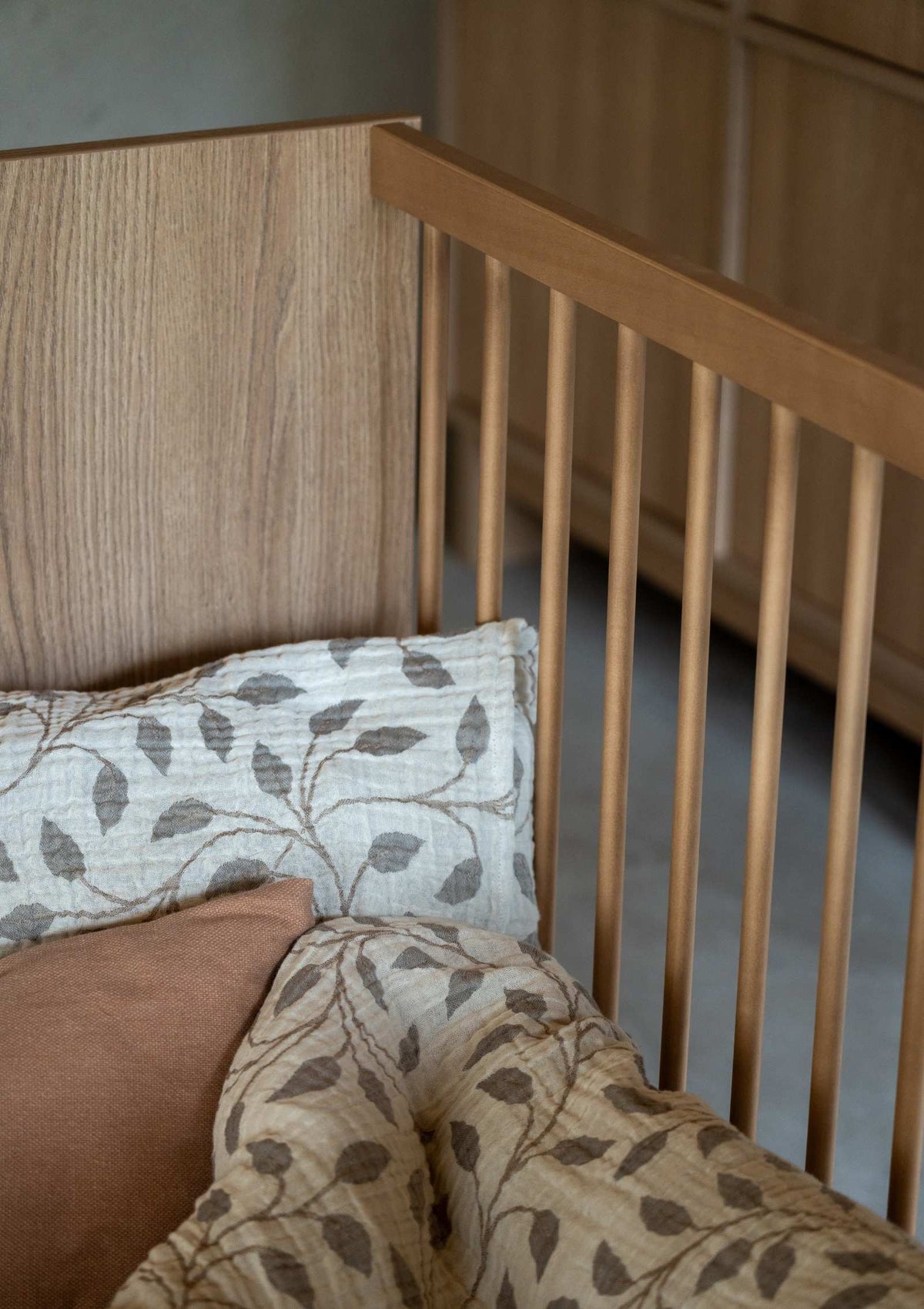 Quax Babybett 'Kyo' Honey Ash 120 x 70 cm – Ausschnitt mit Bettwäsche
