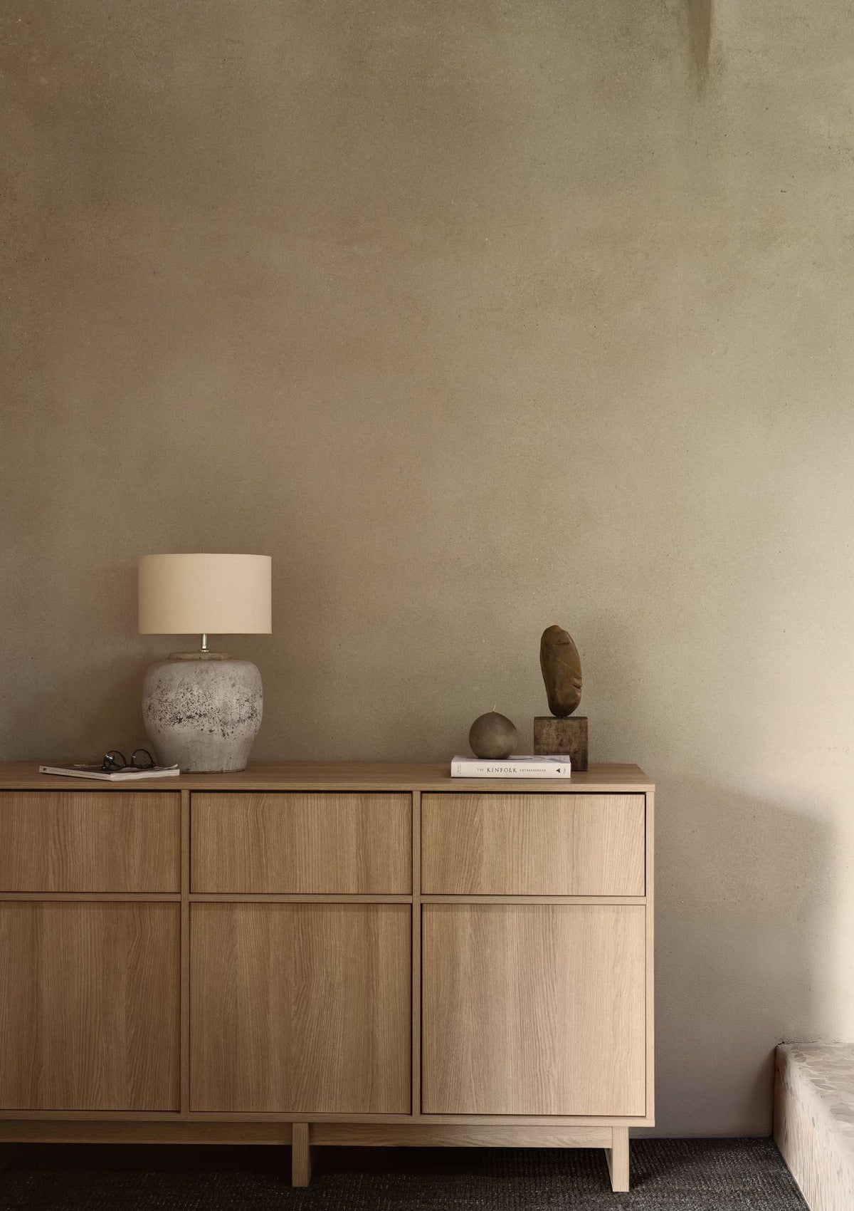 Quax (Wickel-)Kommode 'Kyo' Honey Ash – mit Lampe und Deko-Elementen