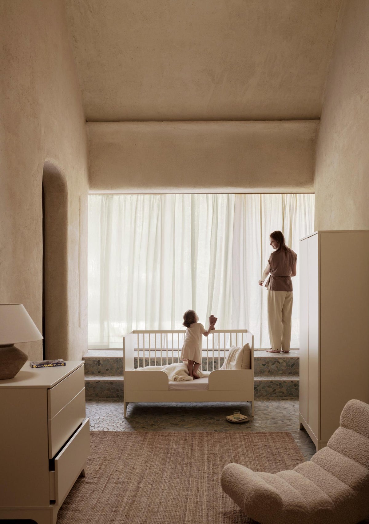 Mutter und Tochter im Kinderzimmer mit Quax 2-in-1 Bett 'Tsugi' Butter 140 x 70 cm – auch im Bild: Kommode und Schrank aus Tsugi-Serie