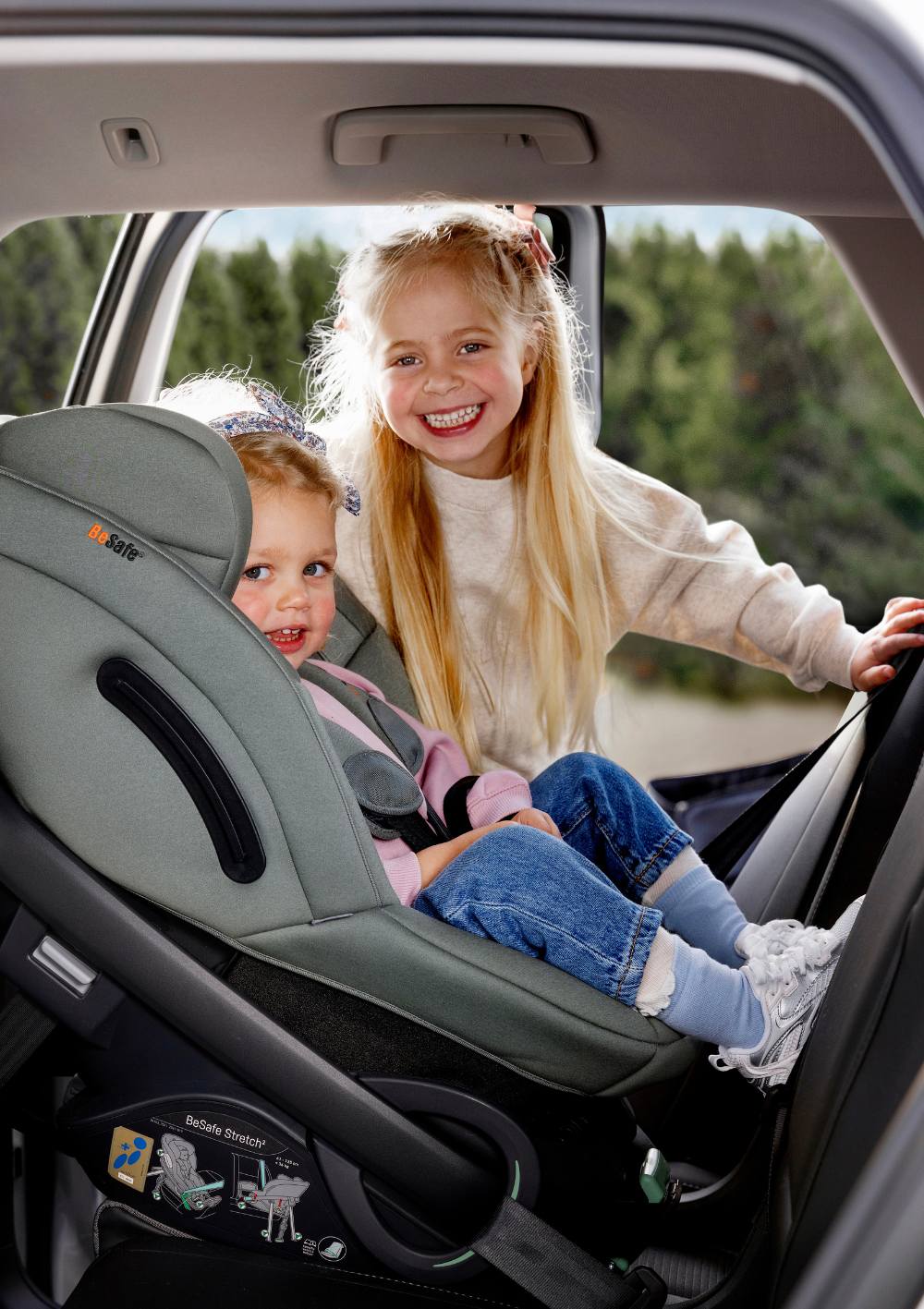 Zwei Mädchen im Auto, ein Kind sitzt im BeSafe Reboarder 'Stretch2' Meadow Green SoftBreeze
