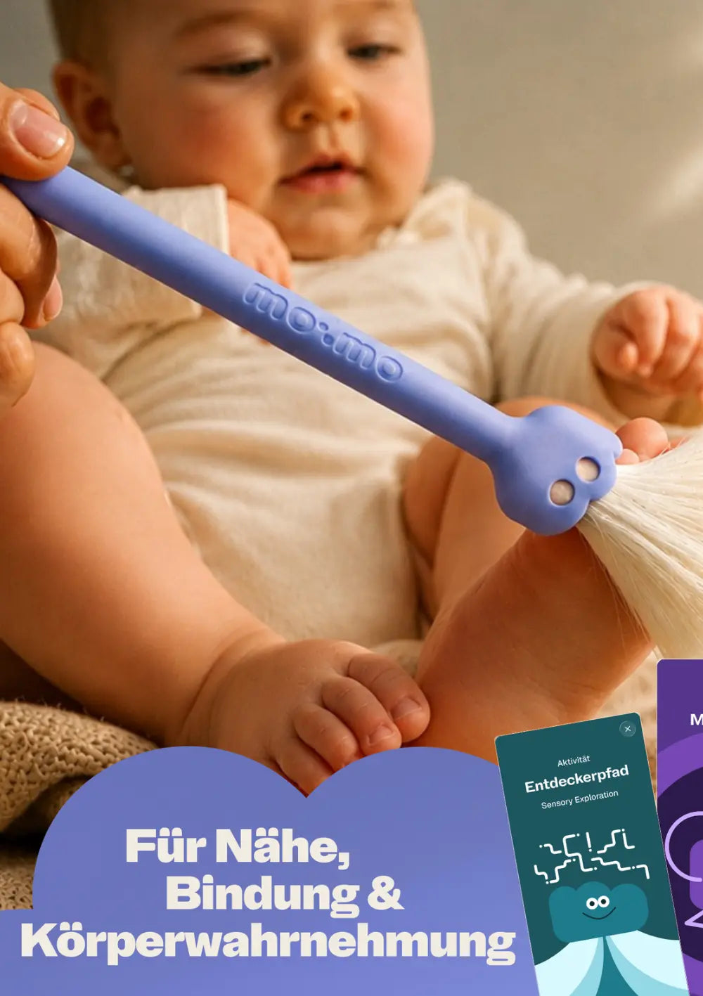 Baby wird mit dem Pinsel des mo:mo Starter-Sets 'Konnektor' mit App-Zugang Blueberry am Fuß berührt