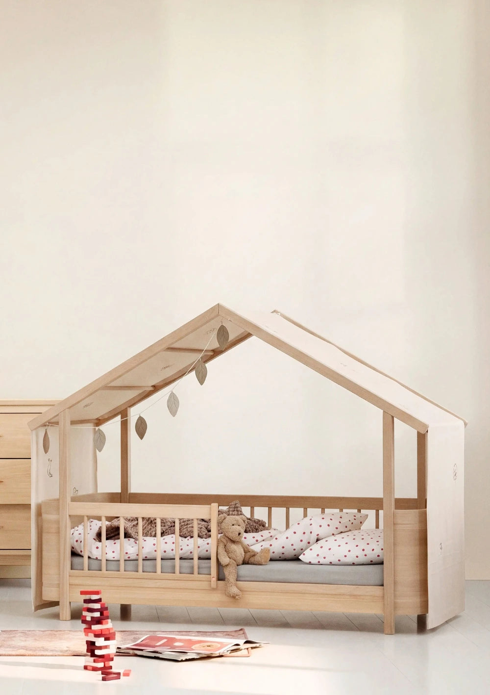 Oliver Furniture Hausbett 'Wood Mini+' Eiche 162 x 68 cm mit Himmel mit Stickerei