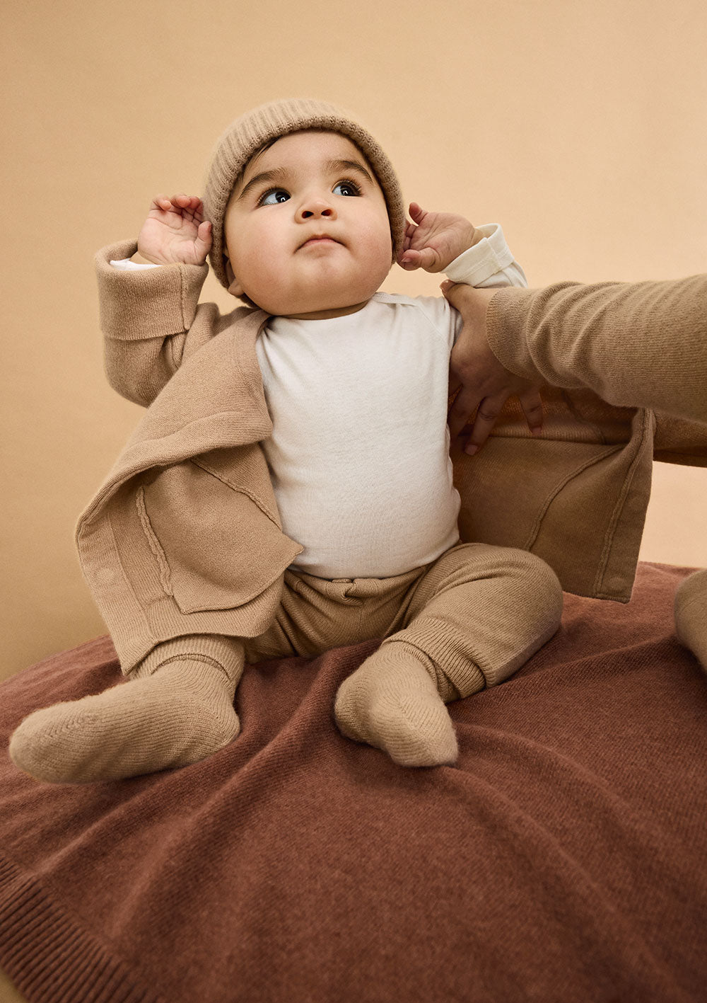 Baby mit der hochwertigen Cashmere Wardrobe Kollektion von nuna