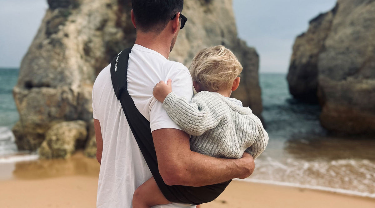 Reisen mit Kindern - Tipps & Tricks - im Bild gezeigt: die beliebte Wildride Hüfttrage