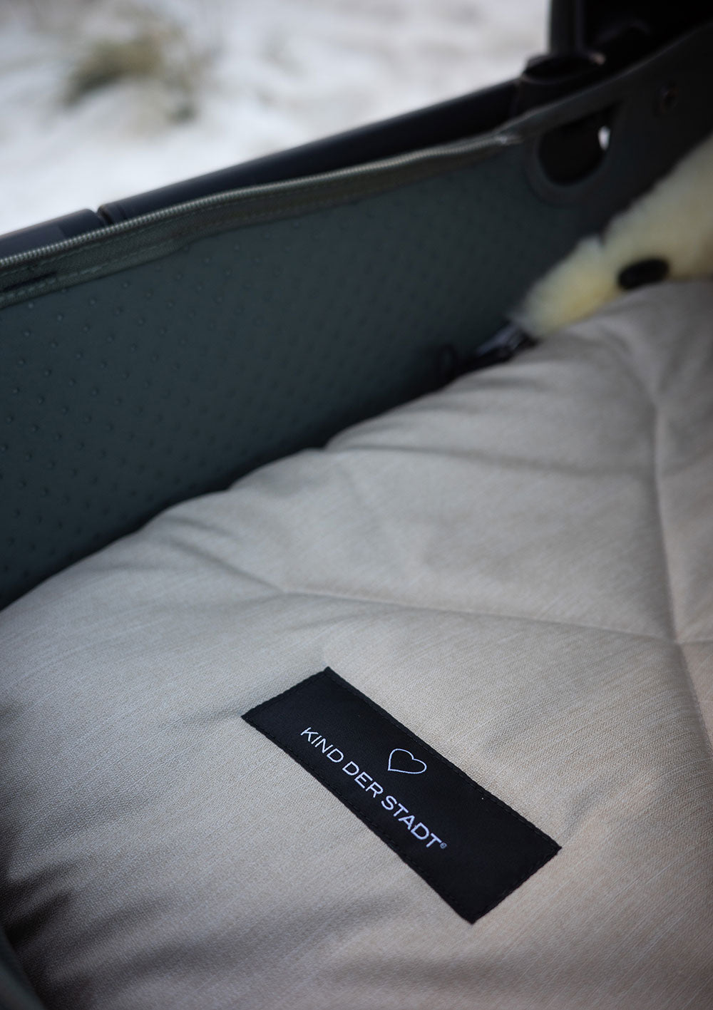 Premium Lammfell-Fußsack für Babywanne & Kinderautositz Limited Edition dune-beige