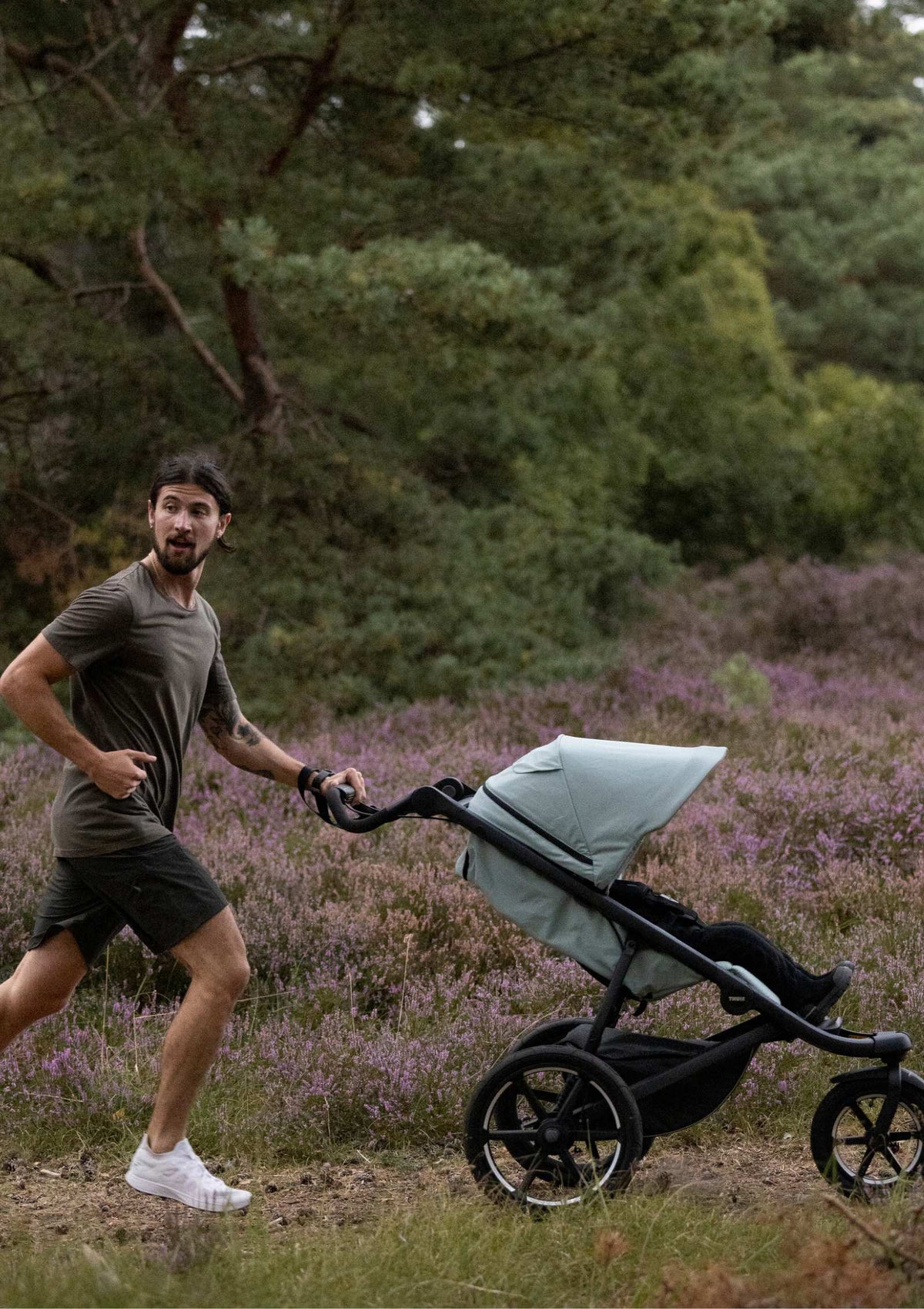 Thule Sportwagen 'Urban Glide 3' Mist Green – Mann beim Joggen mit dem Kinderwagen
