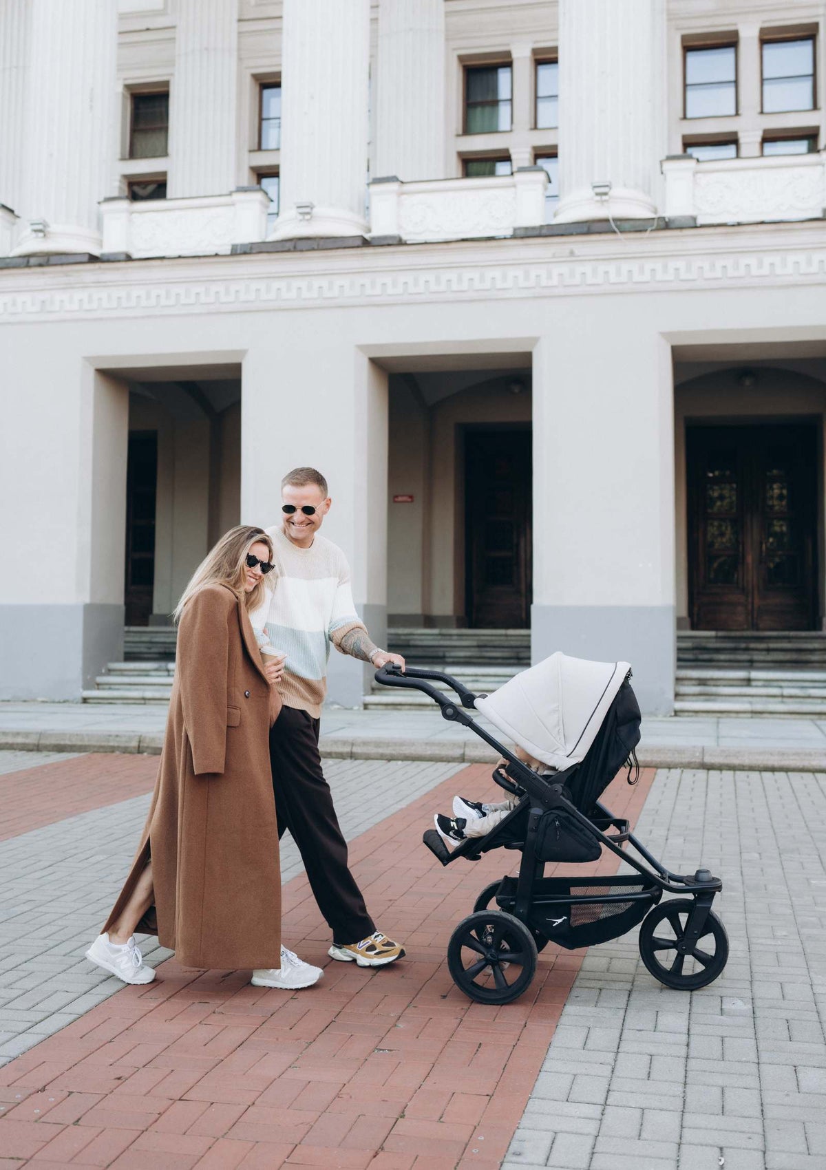 Familie in der Stadt mit TFK Kombi-Kinderwagen 'Mono 3' Sand