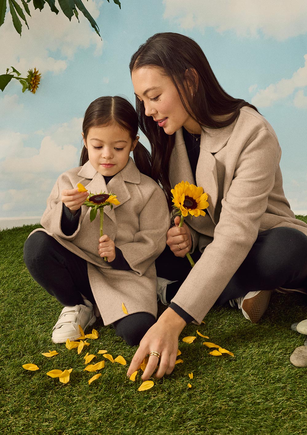 nuna Cashmere Kindermantel stone - Mama mit Kind