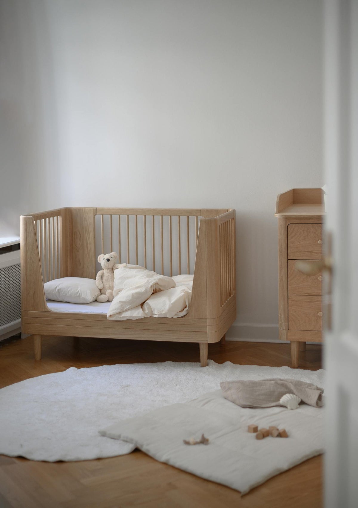 We Are Bitte Babybett 'Nature Baby Bed 2.0' Eiche 124,5 x 72,5 cm mit offener Seite