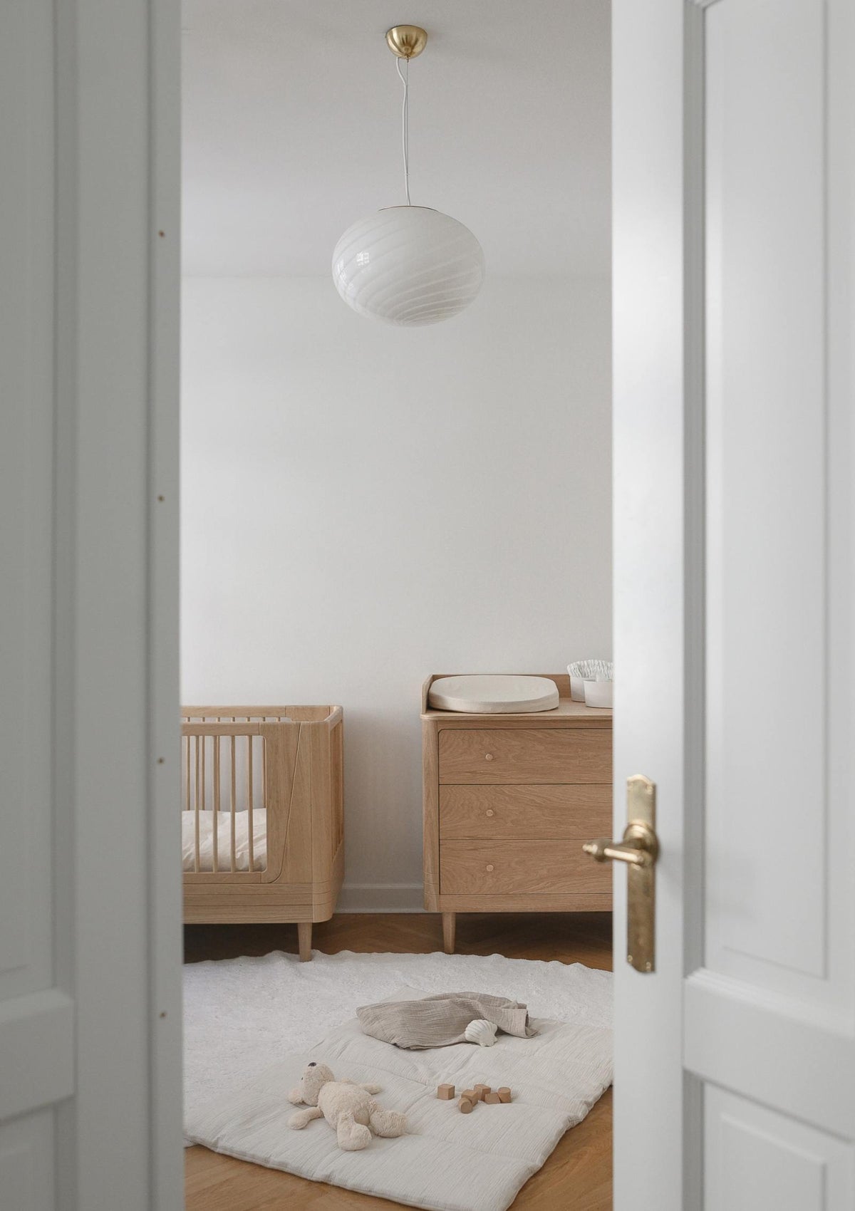 We Are Bitte Nature 2.0 Kollektion – (Wickel-)Kommode 'Nature Dresser 2.0' Eiche & Babybett 'Nature Baby Bed 2.0' Eiche 124,5 x 72,5 cm