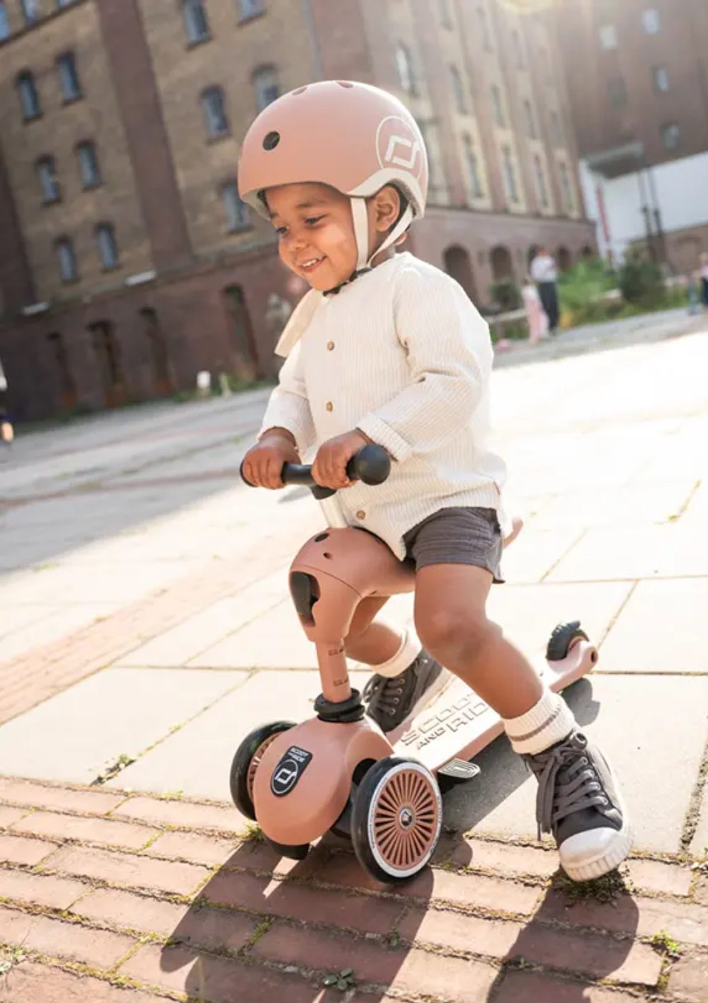 Junge mit Scoot and Ride 2in1 Kickboard 'Highwaykick 1 Push & Go' und Helm mocha