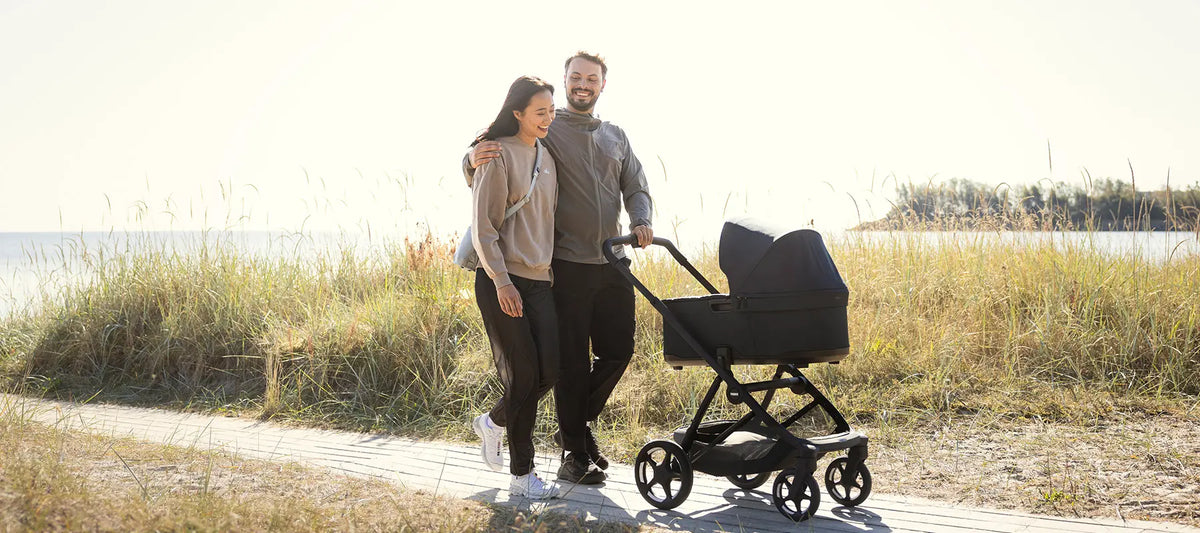 Thule Charm Kinderwagen-Set - im Bild: Eltern beim Spaziergang mit Kinderwagen
